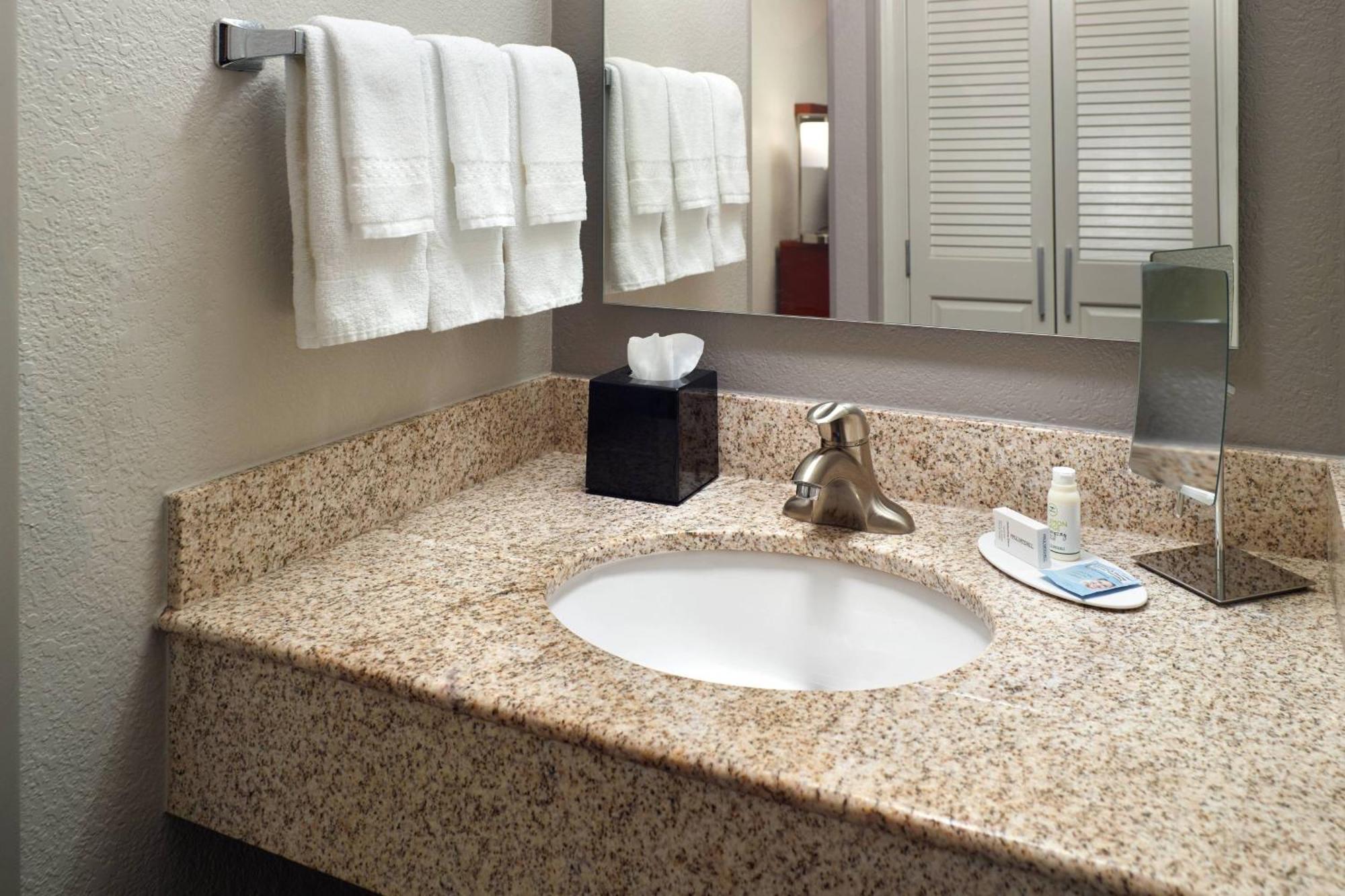 Courtyard By Marriott Macon Hotell Exteriör bild